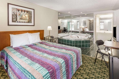 Knights Inn Racine image 16