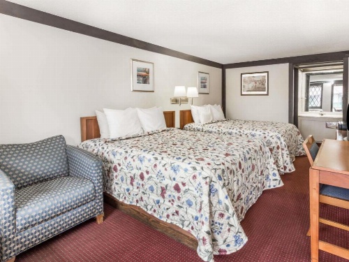 Knights Inn Racine image 23